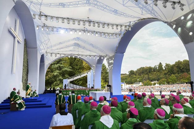 Pope Leo XIV in France - Mass in Lourdes Pope Leo XIV celebrates Holy Mass at the Shrine of Our Lady of Lourdes, France on September 27, 2026 on the third day of his four-day Apostolic Journey to France. Photo by (EV) Simone Risoluti Vatican Media ABACAPRESS.COM Lourdes France  Copyright: xABACAx