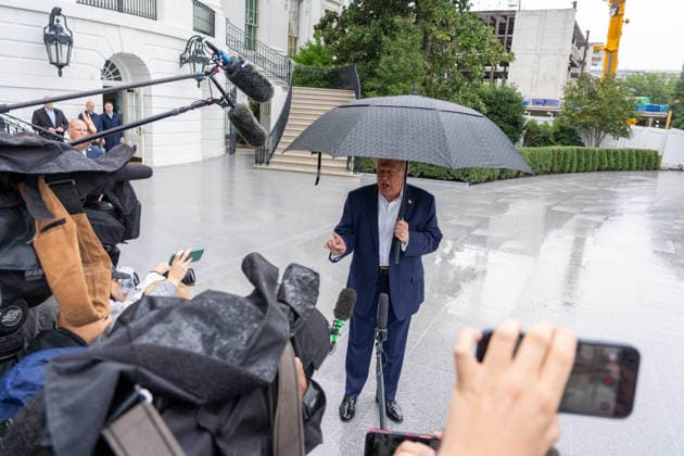 September 27, 2026, Washington, District Of Columbia, USA: President DONALD TRUMP speaks to the press before he departs the White House on marine One Washington USA - ZUMAs365 20260927_znp_s365_008 Copyright: xJoeyxSussmanx