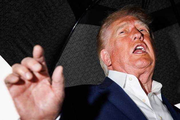 DC: President Trump Departs the White House President Donald Trump holds an umbrella as he speaks to the press before departing from the new South Lawn helipad in Marine One at the White House on September 27, 2026 in Washington, D.C. Trump is heading to Medinah, Illinois where he will be attending the PGA Tour President’s Cup. (Photo by Samuel Corum Pool ABACAPRESS.COM) Washington DC United States  Copyright: xPool ABACAx