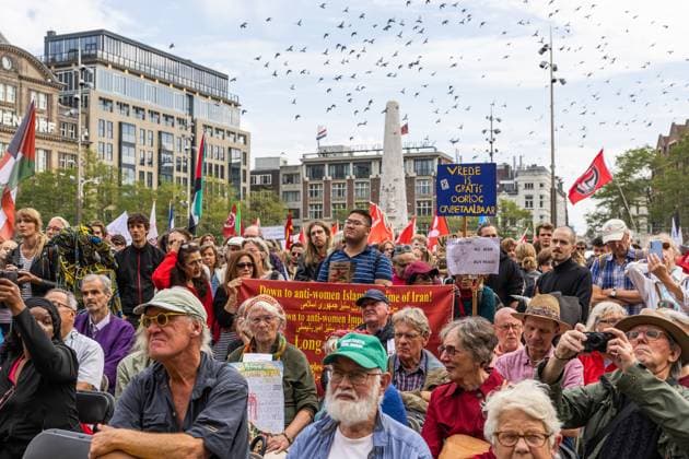 AMSTERDAM Demonstrators participate in the National Peace Protest. The protest on Dam Square and the subsequent march were organized by the Stop War Fever movement, a coalition of progressive organizations concerned about, among other things, rising defense spending. DINGENA MOL ANP netherlands out - belgium out  Copyright: xx x570397130x originalFilename: 570397130.jpg