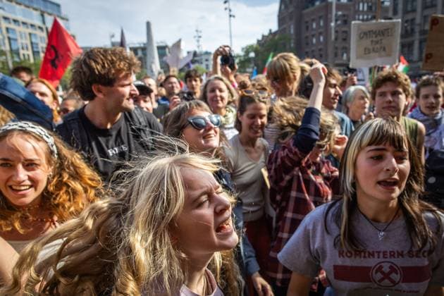AMSTERDAM Audience at the performance by IJSLAND during the National Peace Protest. The protest on Dam Square and the subsequent march were organized by the Stop War Fever movement, a coalition of progressive organizations concerned about, among other things, rising defense spending. DINGENA MOL ANP netherlands out - belgium out  Copyright: xx x570397274x originalFilename: 570397274.jpg
