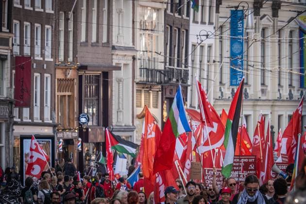 AMSTERDAM Demonstrators participate in the National Peace Protest. The protest on Dam Square and the subsequent march were organized by the Stop War Fever movement, a coalition of progressive organizations concerned about, among other things, rising defense spending. DINGENA MOL ANP netherlands out - belgium out  Copyright: xx x570397652x originalFilename: 570397652.jpg