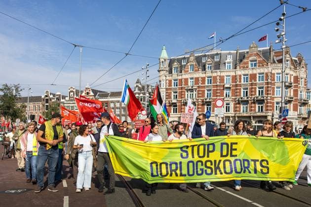 AMSTERDAM Demonstrators participate in the National Peace Protest. The protest on Dam Square and the subsequent march were organized by the Stop War Fever movement, a coalition of progressive organizations concerned about, among other things, rising defense spending. DINGENA MOL ANP netherlands out - belgium out  Copyright: xx x570397761x originalFilename: 570397761.jpg