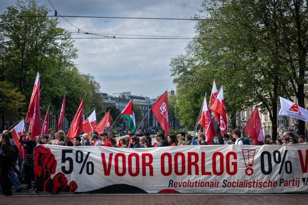 AMSTERDAM Demonstrators participate in the National Peace Protest. The protest on Dam Square and the subsequent march were organized by the Stop War Fever movement, a coalition of progressive organizations concerned about, among other things, rising defense spending. DINGENA MOL ANP netherlands out - belgium out  Copyright: xx x570397855x originalFilename: 570397855.jpg