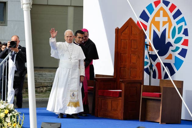 Visit to France of Pope Leo XIV – Meeting at Lourdes Sanctuary Pope Leo XIV pictured during meeting with the facilitators and the people welcomed by the notre-dame reception at the Lourdes sanctuary, southwestern France, on September 27, 2026. Pope Leo XIV makes a historic apostolic journey of four days to France scheduled for September 25 to 28, 2026. Photo by Margot Le Gonidec ABACAPRESS.COM  Copyright: xLexGonidecxMargot ABACAx