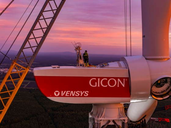 GICON High-Altitude Wind Tower: Installation of the rotor blades on the GICON High-Altitude Wind Tower, which will subsequently be extended to a hub height of 300 meters. The total height will then be approximately 360 meters, Installation is being carried out using the KR 900 Liebherr crawler crane LR 11350 in Schipkau, Brandenburg, Germany
