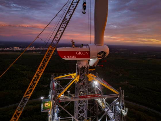 GICON High-Altitude Wind Tower: Installation of the rotor blades on the GICON High-Altitude Wind Tower, which will subsequently be extended to a hub height of 300 meters. The total height will then be approximately 360 meters, Installation is being carried out using the KR 900 Liebherr crawler crane LR 11350 in Schipkau, Brandenburg, Germany
