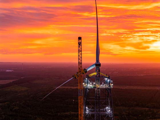 GICON High-Altitude Wind Tower: Installation of the rotor blades on the GICON High-Altitude Wind Tower, which will subsequently be extended to a hub height of 300 meters. The total height will then be approximately 360 meters, Installation is being carried out using the KR 900 Liebherr crawler crane LR 11350 in Schipkau, Brandenburg, Germany