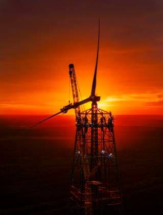 GICON High-Altitude Wind Tower: Installation of the rotor blades on the GICON High-Altitude Wind Tower, which will subsequently be extended to a hub height of 300 meters. The total height will then be approximately 360 meters, Installation is being carried out using the KR 900 Liebherr crawler crane LR 11350 in Schipkau, Brandenburg, Germany