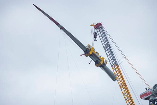 GICON High-Altitude Wind Tower: Installation of the rotor blades on the GICON High-Altitude Wind Tower, which will subsequently be extended to a hub height of 300 meters. The total height will then be approximately 360 meters, Installation is being carried out using the KR 900 Liebherr crawler crane LR 11350 in Schipkau, Brandenburg, Germany