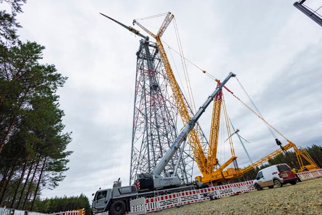 GICON High-Altitude Wind Tower: Installation of the rotor blades on the GICON High-Altitude Wind Tower, which will subsequently be extended to a hub height of 300 meters. The total height will then be approximately 360 meters, Installation is being carried out using the KR 900 Liebherr crawler crane LR 11350 in Schipkau, Brandenburg, Germany