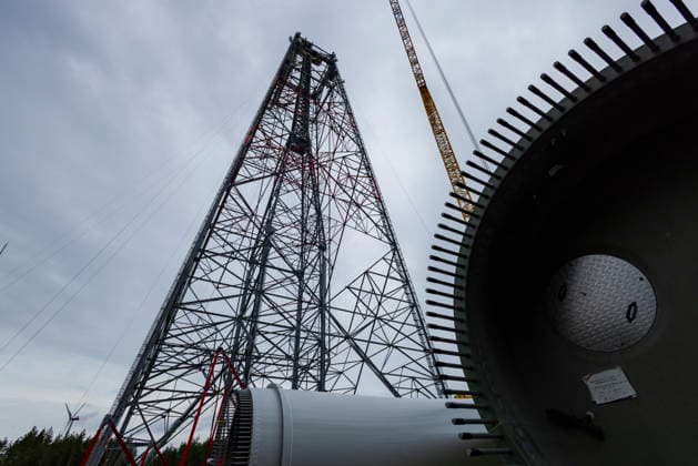GICON High-Altitude Wind Tower: Installation of the rotor blades on the GICON High-Altitude Wind Tower, which will subsequently be extended to a hub height of 300 meters. The total height will then be approximately 360 meters, Installation is being carried out using the KR 900 Liebherr crawler crane LR 11350 in Schipkau, Brandenburg, Germany