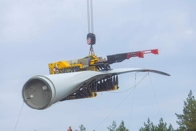 GICON High-Altitude Wind Tower: Installation of the rotor blades on the GICON High-Altitude Wind Tower, which will subsequently be extended to a hub height of 300 meters. The total height will then be approximately 360 meters, Installation is being carried out using the KR 900 Liebherr crawler crane LR 11350 in Schipkau, Brandenburg, Germany