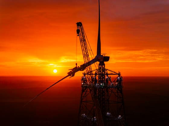 GICON High-Altitude Wind Tower: Installation of the rotor blades on the GICON High-Altitude Wind Tower, which will subsequently be extended to a hub height of 300 meters. The total height will then be approximately 360 meters, Installation is being carried out using the KR 900 Liebherr crawler crane LR 11350 in Schipkau, Brandenburg, Germany