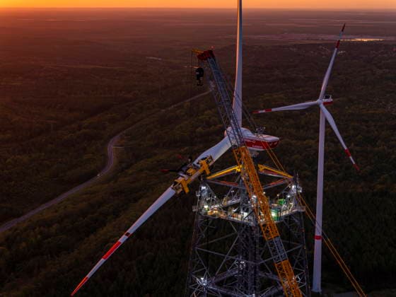 GICON High-Altitude Wind Tower: Installation of the rotor blades on the GICON High-Altitude Wind Tower, which will subsequently be extended to a hub height of 300 meters. The total height will then be approximately 360 meters, Installation is being carried out using the KR 900 Liebherr crawler crane LR 11350 in Schipkau, Brandenburg, Germany