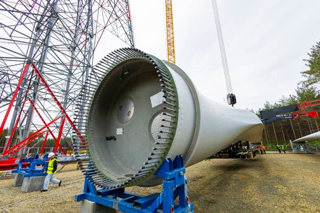 GICON High-Altitude Wind Tower: Installation of the rotor blades on the GICON High-Altitude Wind Tower, which will subsequently be extended to a hub height of 300 meters. The total height will then be approximately 360 meters, Installation is being carried out using the Liebherr KR 900 crawler crane (model LR 11350) in Schipkau, Brandenburg, Germany