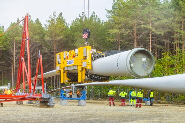GICON High-Altitude Wind Tower: Installation of the rotor blades on the GICON High-Altitude Wind Tower, which will subsequently be extended to a hub height of 300 meters. The total height will then be approximately 360 meters, Installation is being carried out using the Liebherr KR 900 crawler crane (model LR 11350) in Schipkau, Brandenburg, Germany