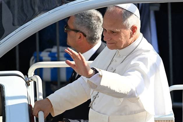 POPE S VISIT TO FRANCE BASTIEN ARBERET MAXPPP LOURDES SEPTEMBER 27, 2026 BASTIEN ARBERET MAXPPP PAPAMOBILE PARADE ON THE ESPLANADE DU ROSAIRE VISIT BY POPE LEON XIV TO THE SHRINE OF NOTRE DAME DE LOURDES, HAUTES-PYRÉNÉES ON SEPTEMBER 27, 2026 APOSTOLIC VISIT TO FRANCE September 27, 2026, Lourdes, France. Pope Leo XIV is on an apostolic visit to France from September 25 to 28, 2026. LOURDES, HAUTES-PYRÉNÉES, France  Copyright: xMAXPPPxBASTIENxARBERETx MXP202609275683 MXP202609275683