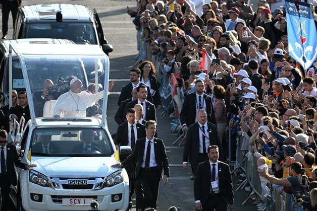 POPE S VISIT TO FRANCE BASTIEN ARBERET MAXPPP LOURDES SEPTEMBER 27, 2026 BASTIEN ARBERET MAXPPP PAPAMOBILE PARADE ON THE ESPLANADE DU ROSAIRE VISIT BY POPE LEON XIV TO THE SHRINE OF NOTRE DAME DE LOURDES, HAUTES-PYRÉNÉES, ON SEPTEMBER 27, 2026 APOSTOLIC VISIT TO FRANCE September 27, 2026, Lourdes, France. Pope Leo XIV is on an apostolic visit to France from September 25 to 28, 2026. LOURDES, HAUTES-PYRÉNÉES, France  Copyright: xMAXPPPxBASTIENxARBERETx MXP202609275692 MXP202609275692