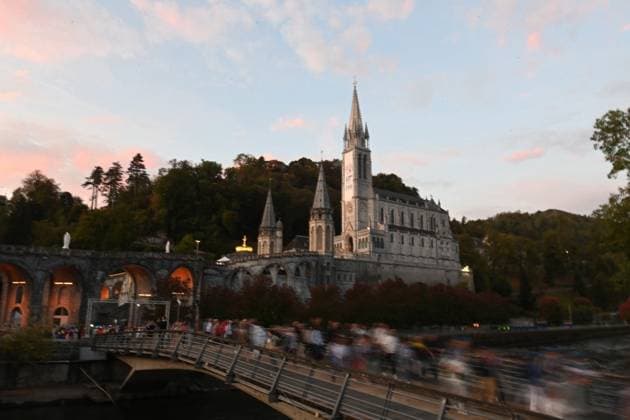 POPE S VISIT TO FRANCE MAXPPP LOURDES SEPTEMBER 27, 2026 BASTIEN ARBERET MAXPPP ARRIVAL OF PILGRIMS BEFORE MASS POPE LEON XIV S VISIT TO THE SHRINE OF OUR LADY OF LOURDES, Hautes-Pyrénées, September 27, 2026 Apostolic Visit to France September 27, 2026, Lourdes, France. Pope Leo XIV is on an apostolic visit to France from September 25 to 28, 2026. LOURDES, HAUTES-PYRÉNÉES, France  Copyright: xMAXPPPxBASTIENxARBERETx MXP202609275703 MXP202609275703