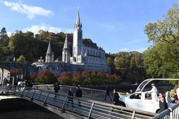 POPE S VISIT TO FRANCE MAXPPP LOURDES SEPTEMBER 27, 2026 BASTIEN ARBERET MAXPPP PAPAMOBILE PARADE POPE LEON XIV S VISIT TO THE SHRINE OF OUR LADY OF LOURDES, Hautes-Pyrénées, September 27, 2026, Apostolic Visit to France, September 27, 2026, Lourdes, France. Pope Leo XIV is on an apostolic visit to France from September 25 to 28, 2026. LOURDES, HAUTES-PYRÉNÉES, France  Copyright: xMAXPPPxBASTIENxARBERETx MXP202609275706 MXP202609275706