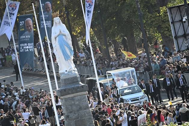 POPE S VISIT TO FRANCE BASTIEN ARBERET MAXPPP LOURDES SEPTEMBER 27, 2026 BASTIEN ARBERET MAXPPP PAPAMOBILE PARADE ON THE ESPLANADE DU ROSAIRE VISIT BY POPE LEON XIV TO THE SHRINE OF NOTRE DAME DE LOURDES, HAUTES-PYRÉNÉES, ON SEPTEMBER 27, 2026 APOSTOLIC VISIT TO FRANCE September 27, 2026, Lourdes, France. Pope Leo XIV is on an apostolic visit to France from September 25 to 28, 2026. LOURDES, HAUTES-PYRÉNÉES, France  Copyright: xMAXPPPxBASTIENxARBERETx MXP202609275708 MXP202609275708