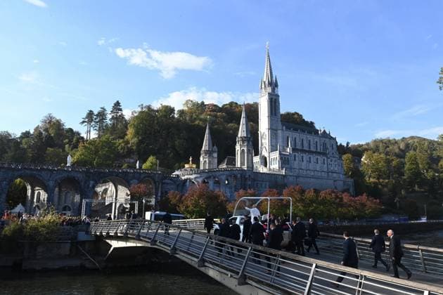 POPE S VISIT TO FRANCE MAXPPP LOURDES SEPTEMBER 27, 2026 BASTIEN ARBERET MAXPPP PAPAMOBILE PARADE POPE LEON XIV S VISIT TO THE SHRINE OF OUR LADY OF LOURDES, Hautes-Pyrénées, September 27, 2026, Apostolic Visit to France, September 27, 2026, Lourdes, France. Pope Leo XIV is on an apostolic visit to France from September 25 to 28, 2026. LOURDES, HAUTES-PYRÉNÉES, France  Copyright: xMAXPPPxBASTIENxARBERETx MXP202609275722 MXP202609275722
