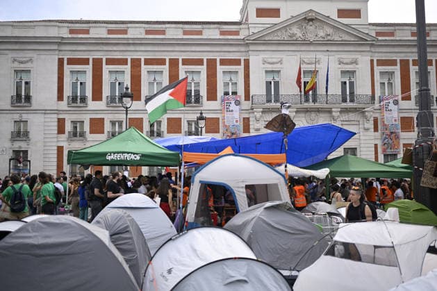 Spaniards set up camp in Madrid city center to protest the housing crisis MADRID, SPAIN - SEPTEMBER 27: Protesters, holding banners and flags, gather and pitch tents at Puerta del Sol square as part of an escalating encampment demonstration against the country s severe housing crisis and surging rental prices in central Madrid, Spain, on September 27, 2026. The public outrage follows the high-profile, police-enforced eviction of 87-year-old resident Mari Carmen from her Lavapies apartment-where she had lived for 70 years-after facing unsustainable rent hikes, turning the housing debate into the primary political flashpoint across Spain. Burak Akbulut Anadolu Madrid Spain. Editorial use only. Please get in touch for any other usage.  Copyright: x2026xAnadoluxBurakxAkbulutx
