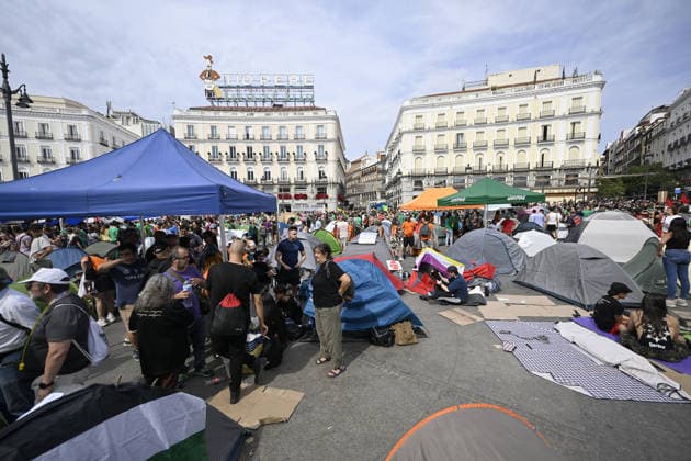 Spaniards set up camp in Madrid city center to protest the housing crisis MADRID, SPAIN - SEPTEMBER 27: Protesters, holding banners and flags, gather and pitch tents at Puerta del Sol square as part of an escalating encampment demonstration against the country s severe housing crisis and surging rental prices in central Madrid, Spain, on September 27, 2026. The public outrage follows the high-profile, police-enforced eviction of 87-year-old resident Mari Carmen from her Lavapies apartment-where she had lived for 70 years-after facing unsustainable rent hikes, turning the housing debate into the primary political flashpoint across Spain. Burak Akbulut Anadolu Madrid Spain. Editorial use only. Please get in touch for any other usage.  Copyright: x2026xAnadoluxBurakxAkbulutx