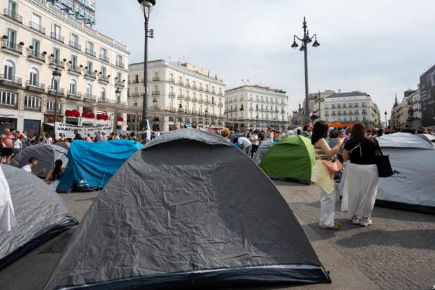 September 27, 2026, Madrid, Spain: Demonstrators set up an encampment with tents during a permanent protest against evictions and the housing crisis at Puerta del Sol. Madrid Spain - ZUMAs197 20260927_aaa_s197_048 Copyright: xAtilanoxGarciax