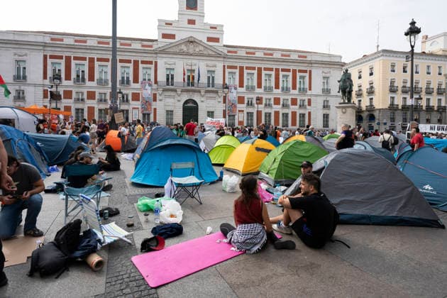 September 27, 2026, Madrid, Spain: Demonstrators set up an encampment with tents during a permanent protest against evictions and the housing crisis at Puerta del Sol. Madrid Spain - ZUMAs197 20260927_aaa_s197_053 Copyright: xAtilanoxGarciax