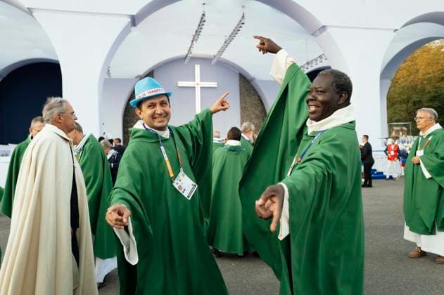 The Pope in France: Sunday Mass in Lourdes; Priests dancing in front of the altar; The atmosphere before the arrival of Pope Leo XIV; Pope Leo XIV is in Lourdes as a pilgrim, among pilgrims from all over the world; At this shrine, where the sick, the frail, and those who suffer take center stage, he wishes to inspire hope and faith. Having already visited twice in his youth, he returns to a place that has shaped his spiritual journey. Pope Leo XIV’s visit to France and UNESCO France, Lourdes, September 27, 2027. Photograph by Patricia Huchot Boissier Staface. Priests dancing in front of the altar. The atmosphere before the arrival of Pope Leo XIV. Pope Leo XIV is in Lourdes as a pilgrim, among pilgrims from all over the world. At this shri  Copyright: xPatriciaxHuchot-Boissierx xStarfacex STAR_459978_020