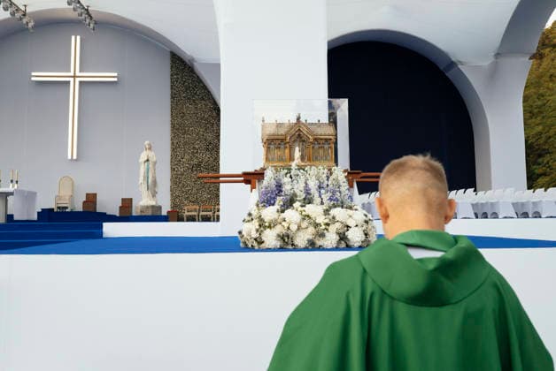 The Pope in France: Sunday Mass in Lourdes The reliquary of Saint Bernadette Soubirous, which is normally kept in the basilica, with a priest standing in front of it The atmosphere before the arrival of Pope Leo XIV. Pope Leo XIV is in Lourdes as a pilgrim, among pilgrims from all over the world. At this shrine, where the sick, the frail, and those who suffer take center stage, he wishes to inspire hope and faith. Having already visited twice in his youth, he returns to a place that has shaped his spiritual journey. Pope Leo XIV’s visit to France and UNESCO France, Lourdes, September 27, 2027. Photograph by Patricia Huchot Boissier Staface. Reliquary of Saint Bernadette Soubirous, which is normally in the basilica, with a priest standing i  Copyright: xPatriciaxHuchot-Boissierx xStarfacex STAR_459978_021