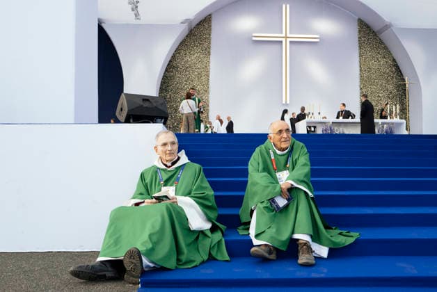 The Pope in France: Sunday Mass in Lourdes Two priests on the steps of the altar The atmosphere before the arrival of Pope Leo XIV Pope Leo XIV is in Lourdes as a pilgrim, among pilgrims from all over the world At this shrine, where the sick, the frail, and those who suffer take center stage, he wishes to inspire hope and faith. Having already visited twice in his youth, he returns to a place that has shaped his spiritual journey. Pope Leo XIV’s visit to France and UNESCO France, Lourdes, September 27, 2027 Photograph by Patricia Huchot Boissier Staface Two priests on the steps of the altar The atmosphere before the arrival of Pope Leo XIV Pope Leo XIV is in Lourdes as a pilgrim, among pilgrims from all over the world. At this shrine, wher  Copyright: xPatriciaxHuchot-Boissierx xStarfacex STAR_459978_030