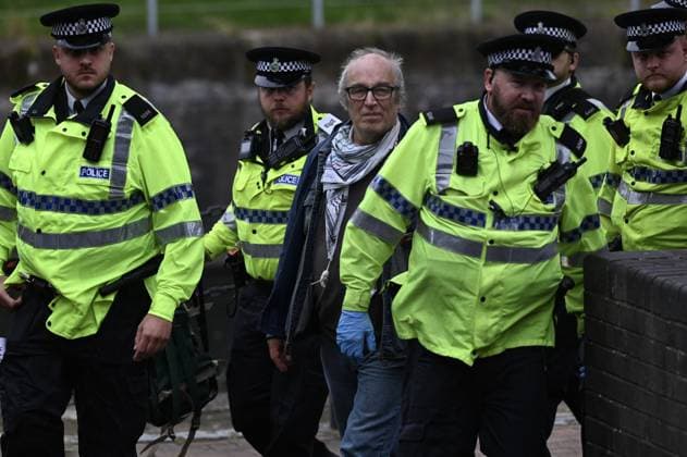 Arrests at the Lift the Ban protest in Liverpool LIVERPOOL, UNITED KINGDOM - SEPTEMBER 27: Supporters of Palestine Action are detained by police during a Lift the Ban rally outside the venue of the Labour Party Conference as they call for the lifting of the ban on the group, in Liverpool, United Kingdom on September 27, 2026. Rasid Necati Aslim Anadolu Liverpool United Kingdom. Editorial use only. Please get in touch for any other usage.  Copyright: x2026xAnadoluxRasidxNecatixAslimx