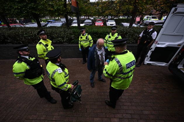 Arrests at the Lift the Ban protest in Liverpool LIVERPOOL, UNITED KINGDOM - SEPTEMBER 27: Supporters of Palestine Action are detained by police during a Lift the Ban rally outside the venue of the Labour Party Conference as they call for the lifting of the ban on the group, in Liverpool, United Kingdom on September 27, 2026. Rasid Necati Aslim Anadolu Liverpool United Kingdom. Editorial use only. Please get in touch for any other usage.  Copyright: x2026xAnadoluxRasidxNecatixAslimx