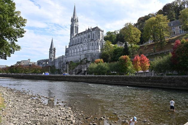 POPE LEO XIV MEETS STAFF AND GUESTS OF ACCUEIL NOTRE-DAME IN LOURDES France, Lourdes, Vatican, 2026 9 27 Pope Leo XIV meets with staff and guests of the Accueil Notre-Dame at the Sanctuary of Our Lady of Lourdes. EDITORIAL USE ONLY - NO BOOKS Copyright: xALESSIAxGIULIANI xCatholicxPressxPhotox