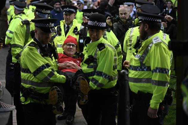 Arrests at the Lift the Ban protest in Liverpool LIVERPOOL, UNITED KINGDOM - SEPTEMBER 27: Supporters of Palestine Action are detained by police during a Lift the Ban rally outside the venue of the Labour Party Conference as they call for the lifting of the ban on the group, in Liverpool, United Kingdom on September 27, 2026. Rasid Necati Aslim Anadolu Liverpool United Kingdom. Editorial use only. Please get in touch for any other usage.  Copyright: x2026xAnadoluxRasidxNecatixAslimx