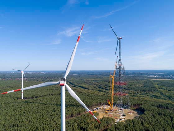 Weltrekord: GICON-Höhenwindturm wird 365 Meter hoch DEU Brandenburg Schipkau Â +49171 6254657 Nach Abschluss dieser Arbeiten wird der GICON-Höhenwindturm auf einer ehemaligen Tagebaukippe eine Gesamthöhe von 365 Metern erreichen. Damit wird er das größte Windrad der Welt und das zweithöchste Bauwerk der Bundesrepublik Deutschland sein. Zugleich markiert die Fertigstellung einen bedeutenden Meilenstein für die Entwicklung leistungsfähiger Onshore-Windenergieanlagen in großen Höhen. Bei der Teleskopierung wird der Innenturm mit einem speziell von der Dresdner Firma entwickelten Litzenhubsystem auf seine endgültige Höhe gefahren. Der GICON-Höhenwindturm nutzt die in größeren Höhen verfügbaren stärkeren und gleichmäßiger