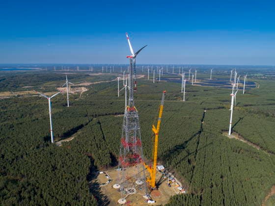 Weltrekord: GICON-Höhenwindturm wird 365 Meter hoch DEU Brandenburg Schipkau Â +49171 6254657 Nach Abschluss dieser Arbeiten wird der GICON-Höhenwindturm auf einer ehemaligen Tagebaukippe eine Gesamthöhe von 365 Metern erreichen. Damit wird er das größte Windrad der Welt und das zweithöchste Bauwerk der Bundesrepublik Deutschland sein. Zugleich markiert die Fertigstellung einen bedeutenden Meilenstein für die Entwicklung leistungsfähiger Onshore-Windenergieanlagen in großen Höhen. Bei der Teleskopierung wird der Innenturm mit einem speziell von der Dresdner Firma entwickelten Litzenhubsystem auf seine endgültige Höhe gefahren. Der GICON-Höhenwindturm nutzt die in größeren Höhen verfügbaren stärkeren und gleichmäßiger