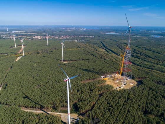 Weltrekord: GICON-Höhenwindturm wird 365 Meter hoch DEU Brandenburg Schipkau Â +49171 6254657 Nach Abschluss dieser Arbeiten wird der GICON-Höhenwindturm auf einer ehemaligen Tagebaukippe eine Gesamthöhe von 365 Metern erreichen. Damit wird er das größte Windrad der Welt und das zweithöchste Bauwerk der Bundesrepublik Deutschland sein. Zugleich markiert die Fertigstellung einen bedeutenden Meilenstein für die Entwicklung leistungsfähiger Onshore-Windenergieanlagen in großen Höhen. Bei der Teleskopierung wird der Innenturm mit einem speziell von der Dresdner Firma entwickelten Litzenhubsystem auf seine endgültige Höhe gefahren. Der GICON-Höhenwindturm nutzt die in größeren Höhen verfügbaren stärkeren und gleichmäßiger