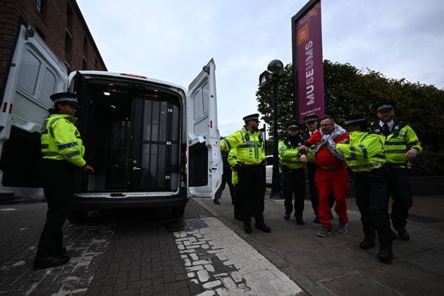 Arrests at the Lift the Ban protest in Liverpool LIVERPOOL, UNITED KINGDOM - SEPTEMBER 27: Supporters of Palestine Action are detained by police during a Lift the Ban rally outside the venue of the Labour Party Conference as they call for the lifting of the ban on the group, in Liverpool, United Kingdom on September 27, 2026. Rasid Necati Aslim Anadolu Liverpool United Kingdom. Editorial use only. Please get in touch for any other usage.  Copyright: x2026xAnadoluxRasidxNecatixAslimx