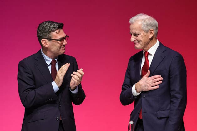 Labour Party Annual Conference 2026 Prime Minister of the United Kingdom Andy Burnham applauds the Prime Minister of Norway Jonas Gahr Store during the Labour Party Annual Conference 2026 at Convention Centre, Liverpool, United Kingdom on 27 September 2026 (Photo by Mark Cosgrove News Images) Liverpool Convention Centre Merseyside United Kingdom Copyright: xMarkxCosgrove NewsxImagesx