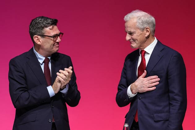 Labour Party Annual Conference 2026 Prime Minister of the United Kingdom Andy Burnham applauds the Prime Minister of Norway Jonas Gahr Store during the Labour Party Annual Conference 2026 at Convention Centre, Liverpool, United Kingdom on 27 September 2026 (Photo by Mark Cosgrove News Images) Liverpool Convention Centre Merseyside United Kingdom Copyright: xMarkxCosgrove NewsxImagesx