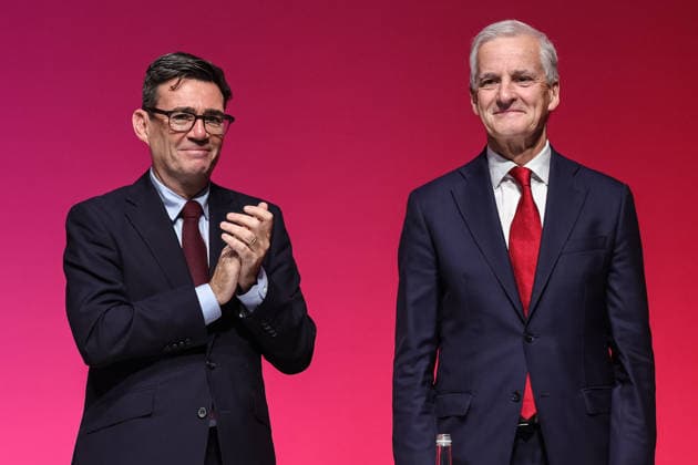 Labour Party Annual Conference 2026 Prime Minister of the United Kingdom Andy Burnham applauds the Prime Minister of Norway Jonas Gahr Store during the Labour Party Annual Conference 2026 at Convention Centre, Liverpool, United Kingdom on 27 September 2026 (Photo by Mark Cosgrove News Images) Liverpool Convention Centre Merseyside United Kingdom Copyright: xMarkxCosgrove NewsxImagesx