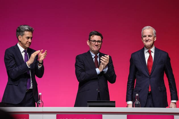 Labour Party Annual Conference 2026 Ed Miliband (L) and Prime Minister of the United Kingdom Andy Burnham (C) applauds the Prime Minister of Norway Jonas Gahr Store (R) during the Labour Party Annual Conference 2026 at Convention Centre, Liverpool, United Kingdom on 27 September 2026 (Photo by Mark Cosgrove News Images) Liverpool Convention Centre Merseyside United Kingdom Copyright: xMarkxCosgrove NewsxImagesx