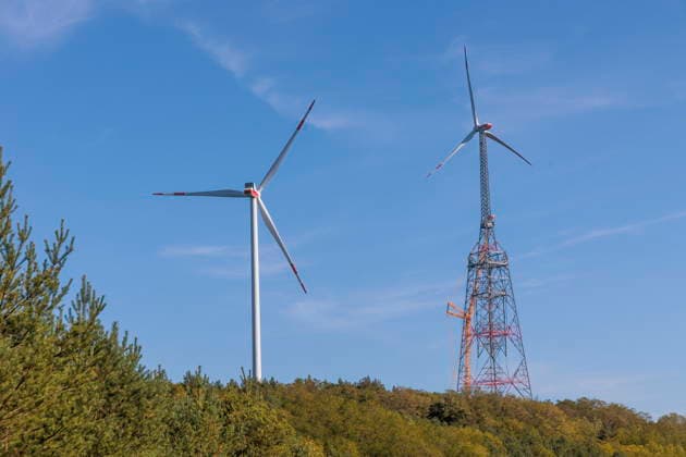 Weltrekord: GICON-Höhenwindturm wird 365 Meter hoch DEU Brandenburg Schipkau Â +49171 6254657 Nach Abschluss dieser Arbeiten wird der GICON-Höhenwindturm auf einer ehemaligen Tagebaukippe eine Gesamthöhe von 365 Metern erreichen. Damit wird er das größte Windrad der Welt und das zweithöchste Bauwerk der Bundesrepublik Deutschland sein. Zugleich markiert die Fertigstellung einen bedeutenden Meilenstein für die Entwicklung leistungsfähiger Onshore-Windenergieanlagen in großen Höhen. Bei der Teleskopierung wird der Innenturm mit einem speziell von der Dresdner Firma entwickelten Litzenhubsystem auf seine endgültige Höhe gefahren. Der GICON-Höhenwindturm nutzt die in größeren Höhen verfügbaren stärkeren und gleichmäßiger