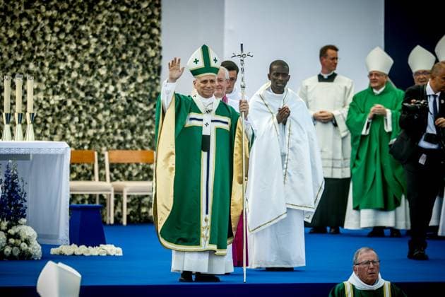 Pope Leo XIV s Visit to Lourdes POPE S VISIT TO FRANCE PHOTOPQR REPUBLIQUE DES PYRENEES Rodolphe Martin September 27, 2026 Pope Leo XIV celebrates Mass before 150,000 faithful on the meadow Sunday in Lourdes September 27, 2026, Lourdes, France Pope Leo XIV is on an apostolic visit to France from September 25 to 28, 2026 Local Caption Lourdes: Pope Leo XIV’s visit on Sunday, France  Copyright: xPHOTOPQR REPUBLIQUExDESxPYRENEESxRodolphexMartinx 20260927RPY5889 20260927RPY5889