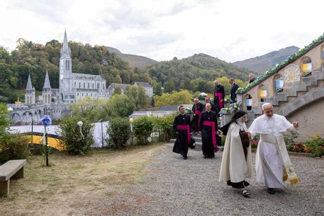 POPE LEO XIV MEETS CONTEMPLATIVE NUNS AT THE CARMEL OF LOURDES France, Lourdes, Vatican, 2026 9 27 Private meeting of Pope Leo XIV with contemplative nuns at the Carmel Monastery of Lourdes. EDITORIAL USE ONLY - NO BOOKS Copyright: xPOOL xCatholicxPressxPhotox