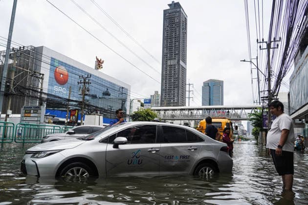 Heavy Rains Across In Bangkok. Workers remove a damaged vehicle from a street following heavy rain in Bangkok, Thailand, on September 27, 2026. All 50 districts in Bangkok have been declared flood disaster zones following the prolonged heavy rain that caused flooding across the capital. Bangkok Bangkok Thailand  Copyright: xAnusakxLaowilasx originalFilename: laowilas-notitle260927_npRpL.jpg